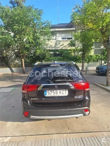 Usado Mitsubishi Outlander P-HEV 203 CV (149 kW) 2017 Negro SUV