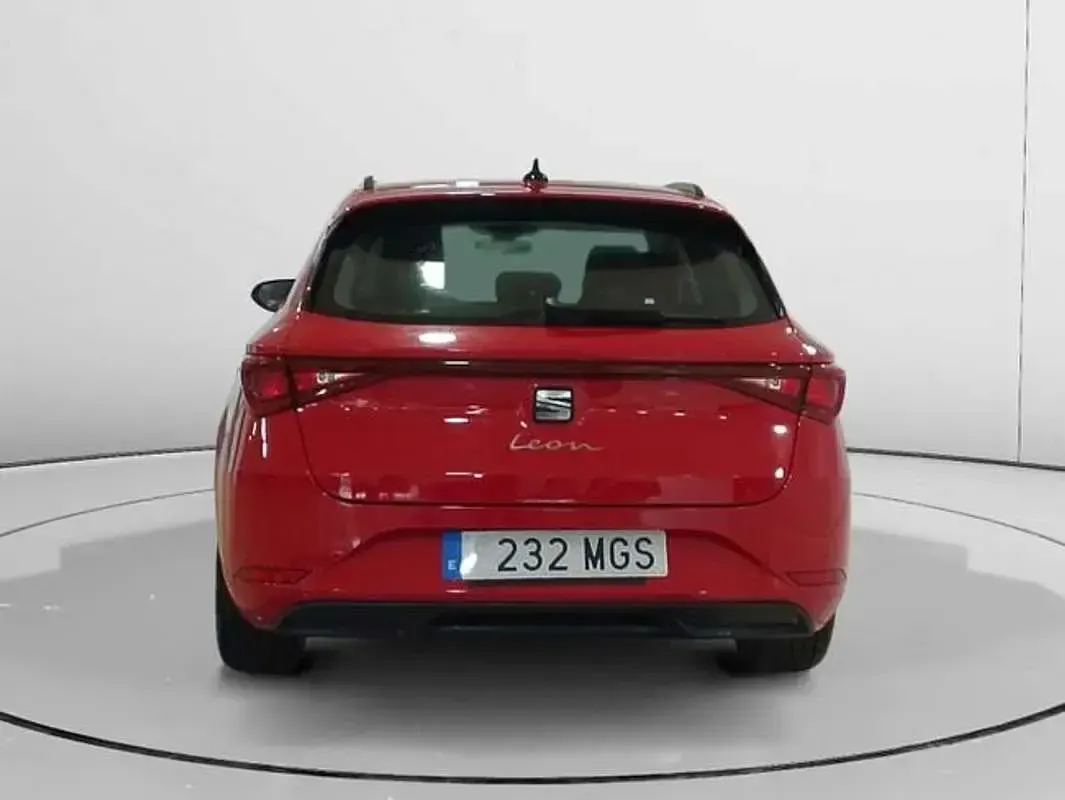 Usado Seat Leon Reference 117 CV (86 kW) 2022 Rojo Familiar