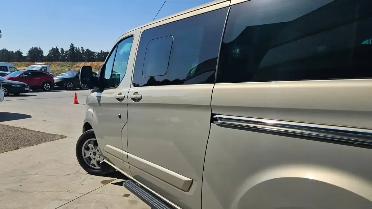 Usado Ford Tourneo Custom Limited 125 CV (91 kW) 2013 Beige Van