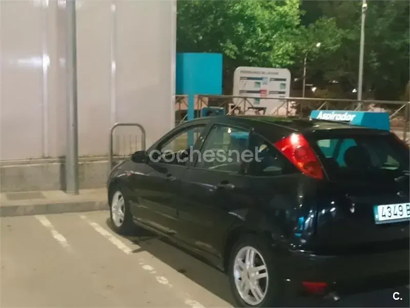 Usado Ford Focus Ghia 100 CV (73 kW) 2003 Negro Berlina
