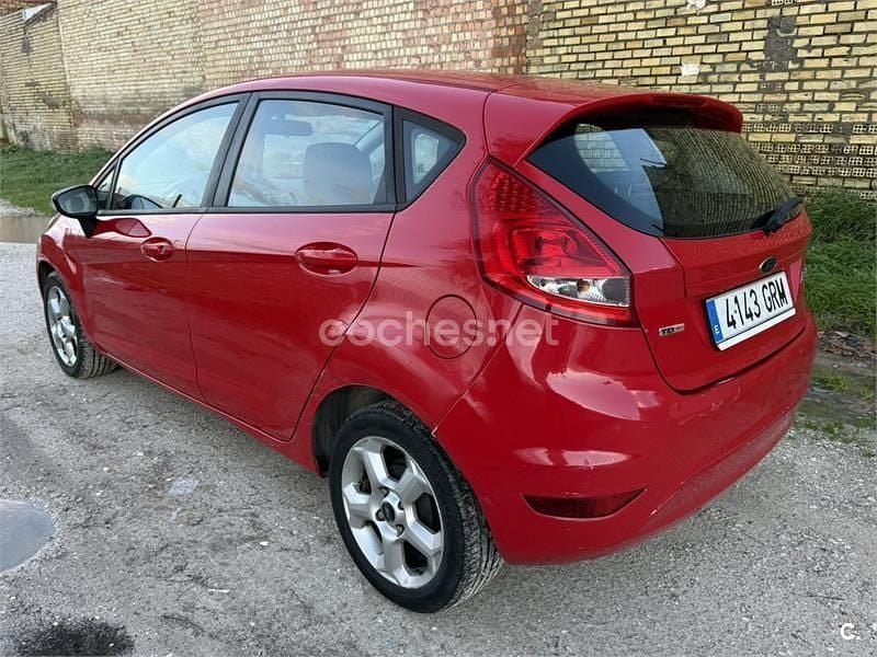 Usado Ford Fiesta Titanium 70 CV (51 kW) 2010 Rojo Utilitario