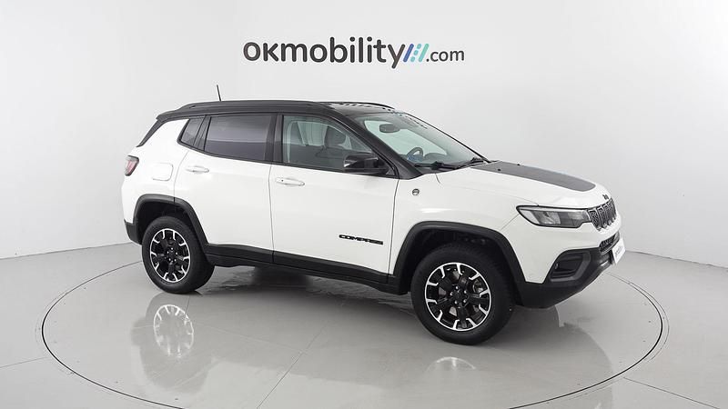 Usado Jeep Compass Trailhawk 240 CV (176 kW) 2022 Blanco alpine + techo negro SUV