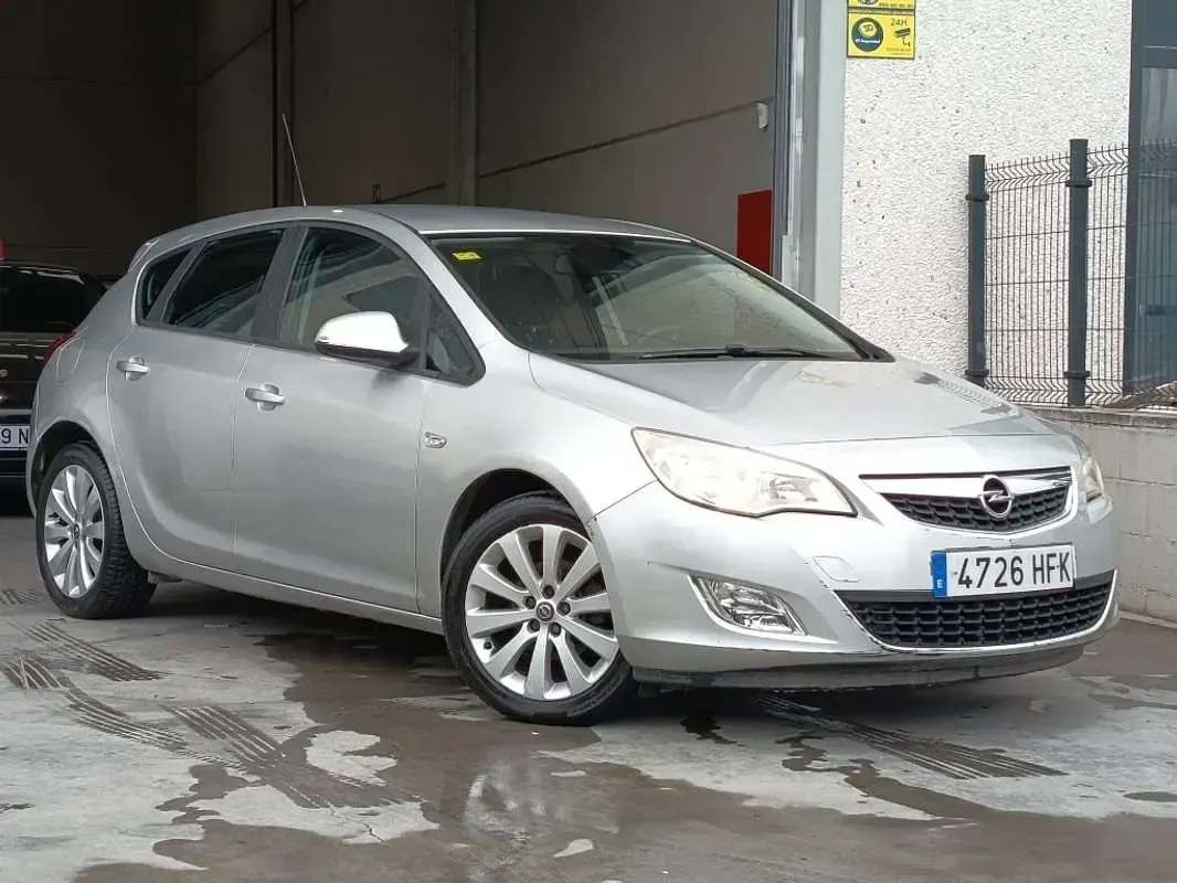 Usado Opel Astra Enjoy 116 CV (85 kW) 2011 Gris Utilitario