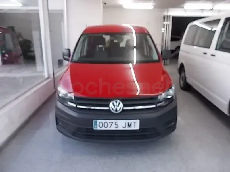Usado VW Caddy Trendline 102 CV (75 kW) 2016 Granate Monovolumen