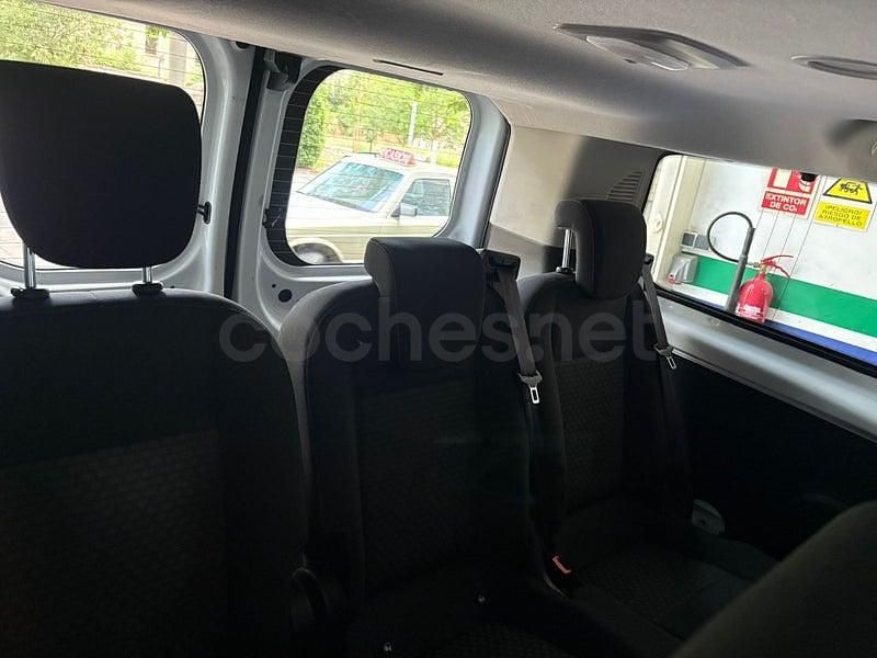 Usado Ford Tourneo Active 150 CV (110 kW) 2023 Blanco Monovolumen