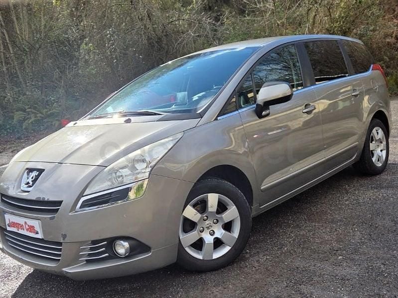 Beige Usado 2010 Peugeot 5008 Monovolumen | 2499 € (Buen precio) - Imagen 1/4