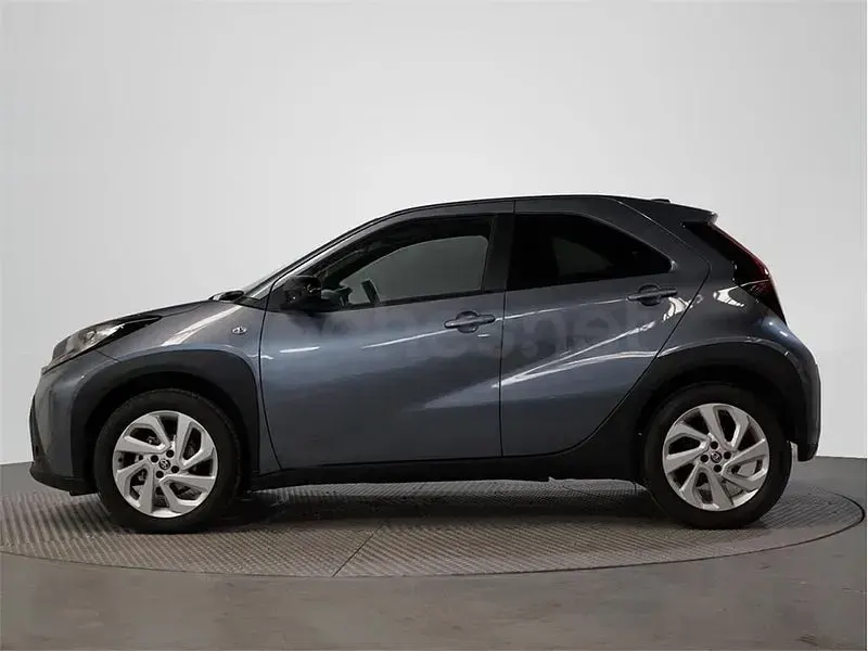 Usado Toyota Aygo X Play 72 CV (52 kW) 2024 Gris / plata SUV