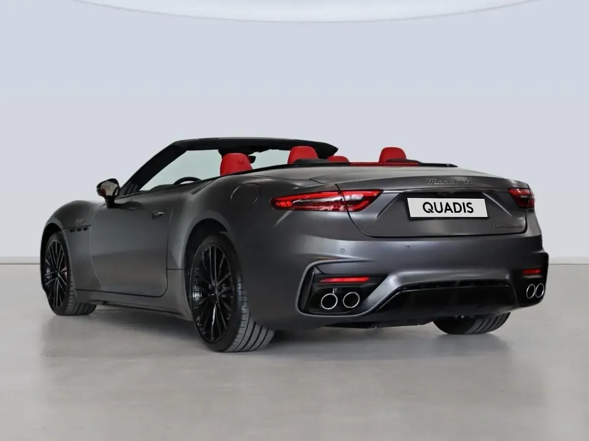 Usado Maserati GranCabrio 551 CV (405 kW) 2025 Gris Descapotable