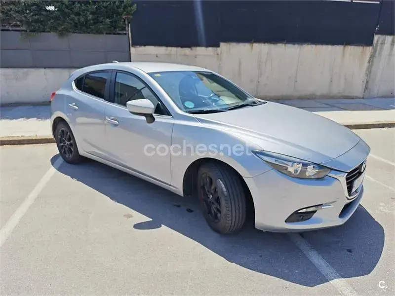 Usado Mazda 3 120 CV (88 kW) 2018 Gris / plata Berlina