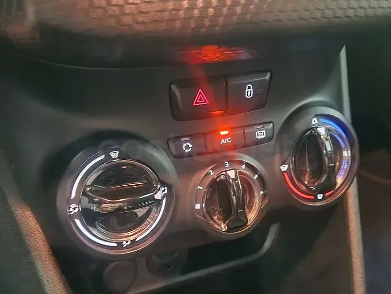 Usado Peugeot 2008 Style 100 CV (73 kW) 2018 Gris / plata SUV