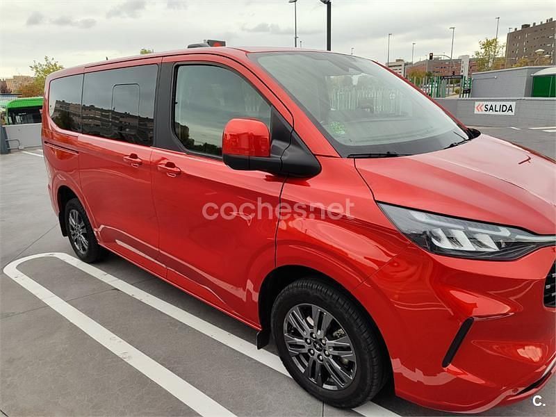 Usado Ford Tourneo Titanium 170 CV (125 kW) 2024 Rojo Monovolumen
