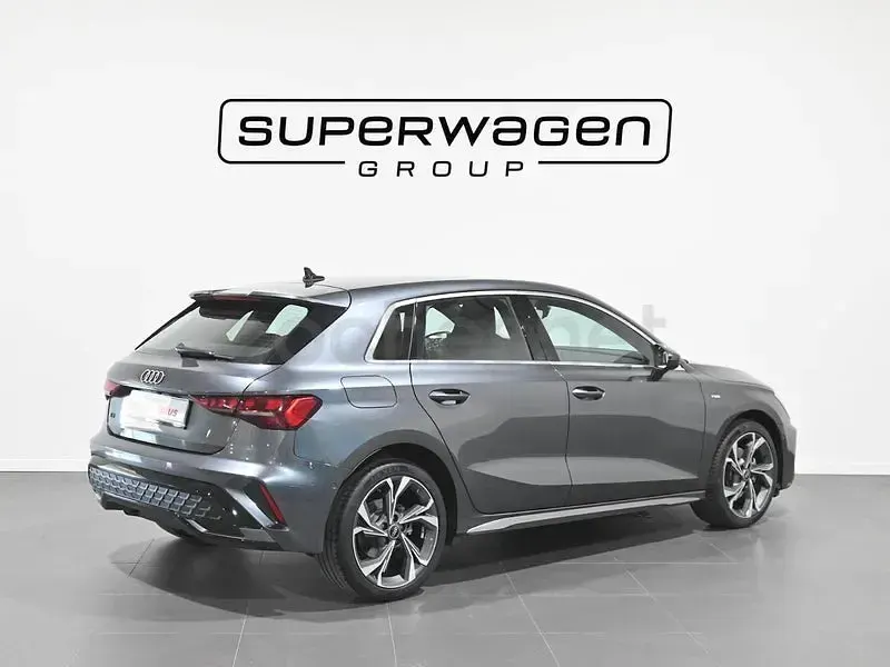 Usado Audi A3 S-Line 204 CV (150 kW) 2025 Gris / plata Berlina