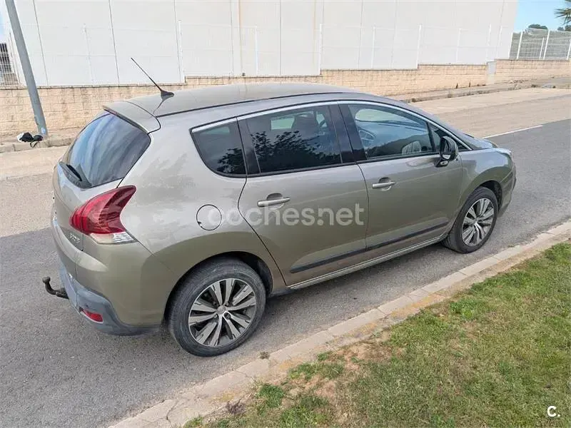 Usado Peugeot 3008 Crossway 120 CV (88 kW) 2016 Beige Berlina