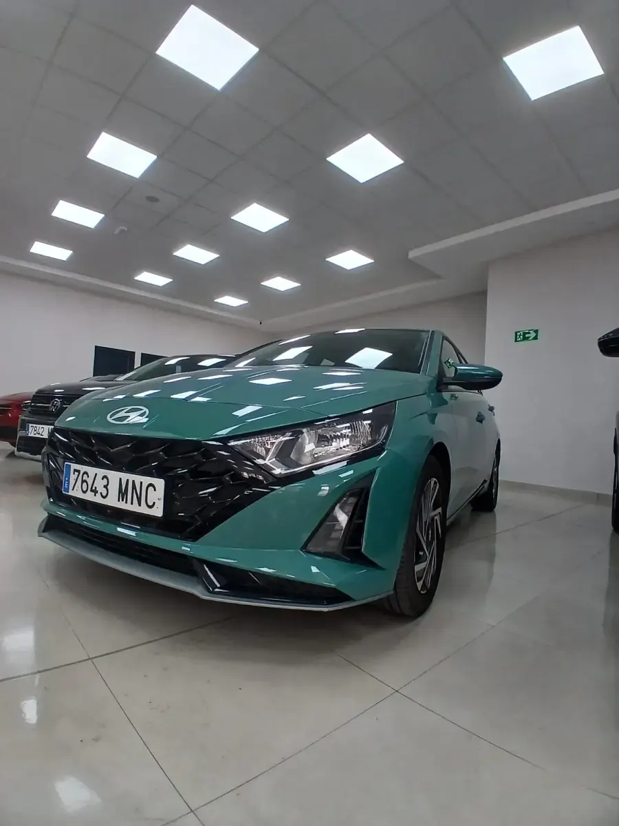 Usado Hyundai i20 100 CV (73 kW) 2024 Verde Utilitario
