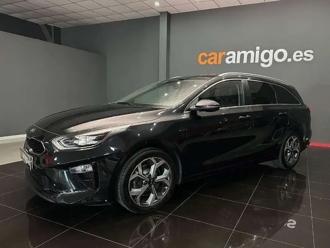 Usado Kia Ceed 136 CV (100 kW) 2021 Negro Utilitario