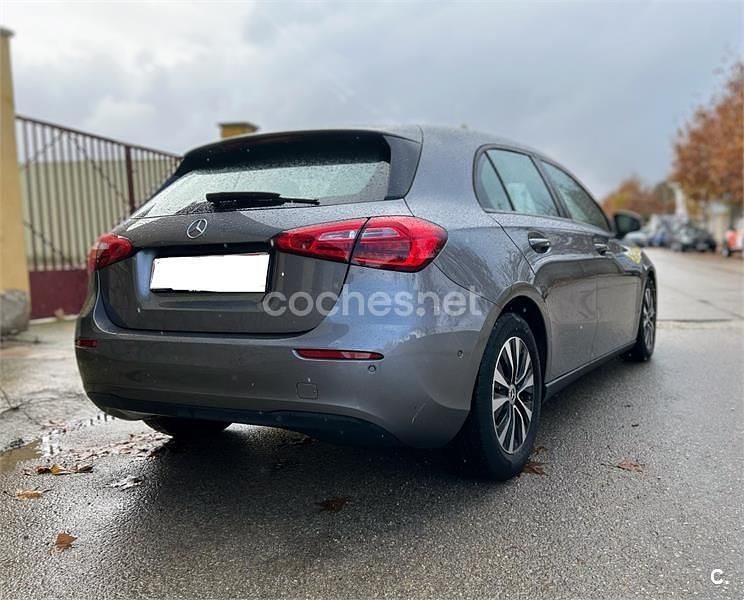 Usado Mercedes A180 116 CV (85 kW) 2021 Gris / plata Berlina