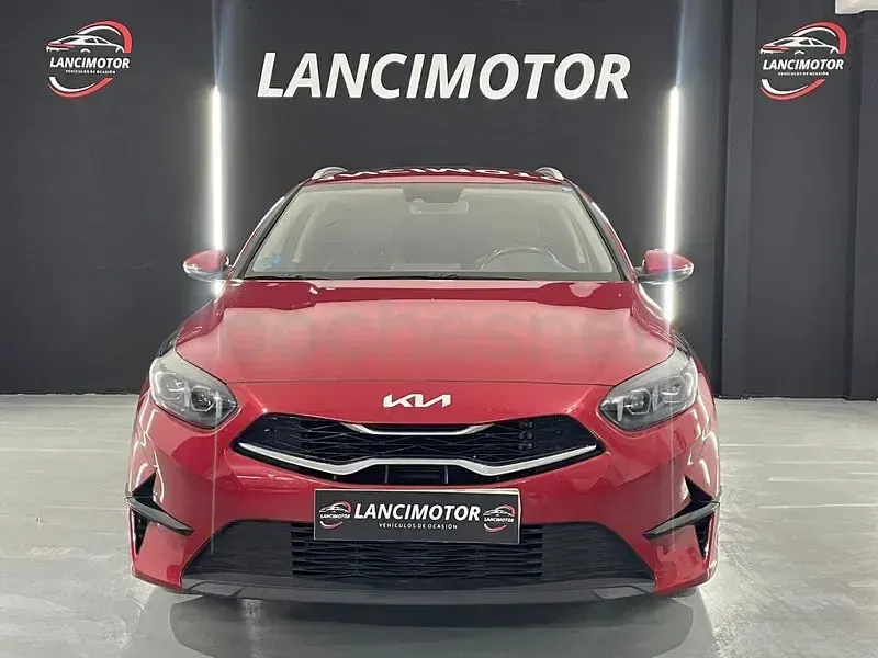 Usado Kia Ceed 120 CV (88 kW) 2023 Rojo Utilitario
