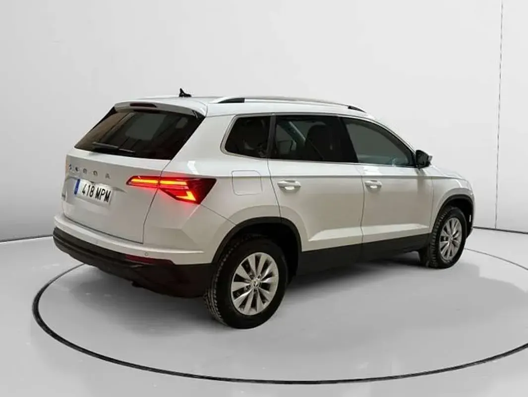 Usado Skoda Karoq Selection 116 CV (85 kW) 2024 Blanco SUV