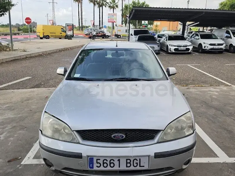 Usado Ford Mondeo Ghia 170 CV (125 kW) 2001 Gris / plata Berlina