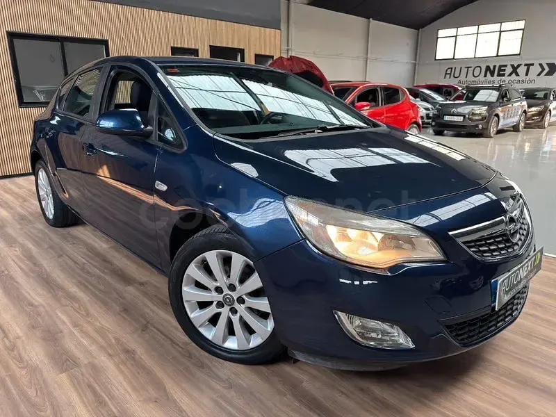 Usado Opel Astra Cosmo 110 CV (80 kW) 2010 Azul Berlina