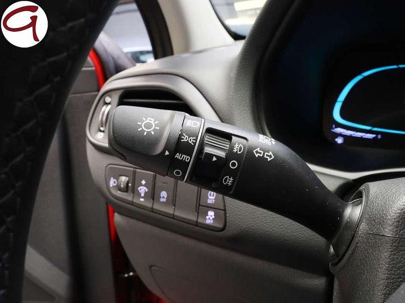 Usado Hyundai i30 120 CV (88 kW) 2024 Rojo Utilitario