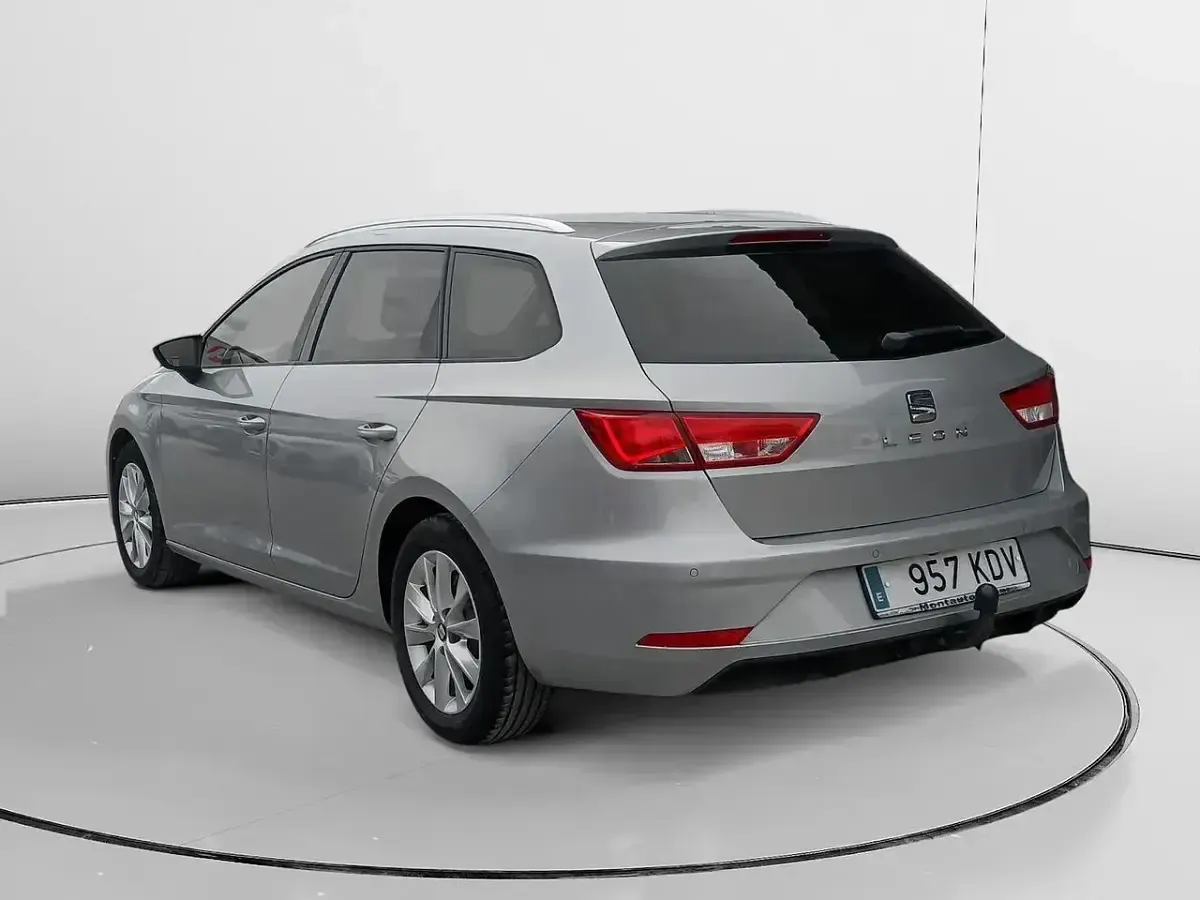 Usado Seat Leon Style 150 CV (110 kW) 2017 Gris Familiar