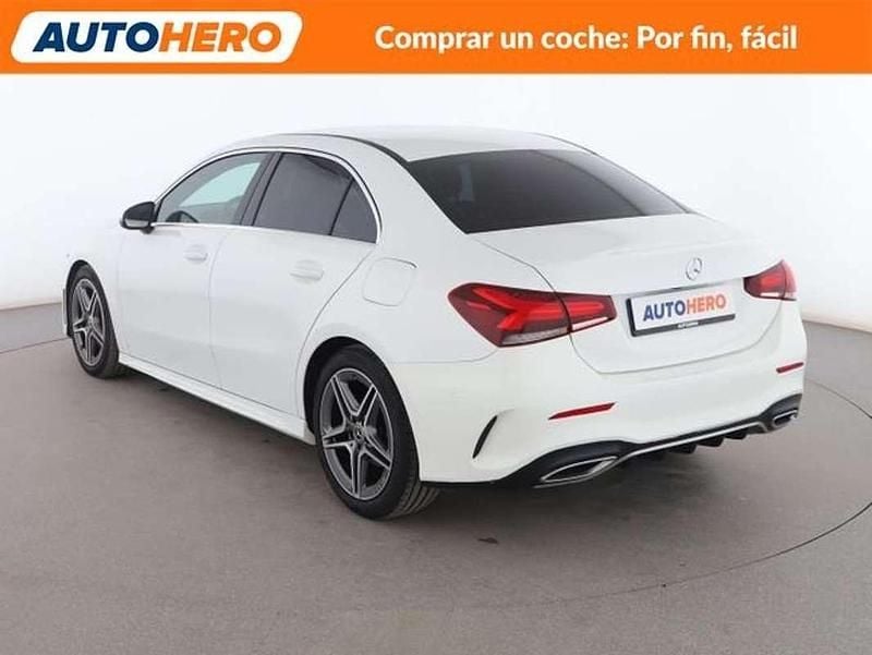 Usado Mercedes A180 AMG line 117 CV (86 kW) 2019 Blanco Berlina