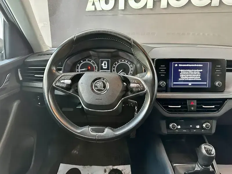 Usado Skoda Kamiq Ambition 110 CV (80 kW) 2021 Gris / plata SUV
