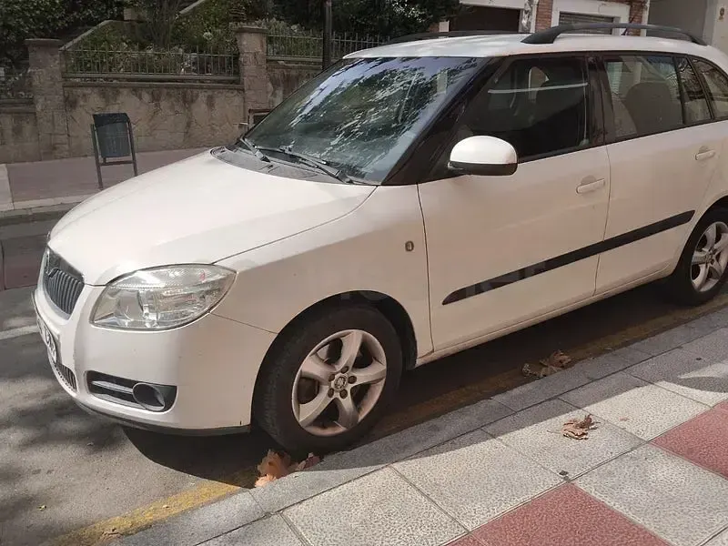Usado Skoda Fabia Sport 105 CV (77 kW) 2010 Blanco Familiar