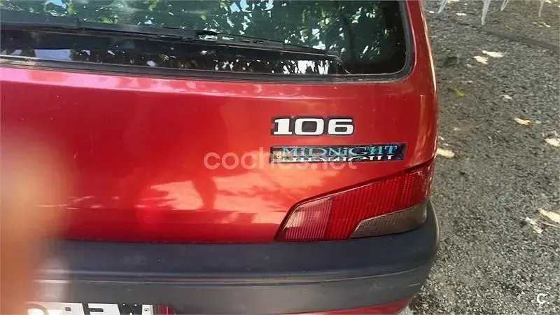 Usado Peugeot 106 58 CV (42 kW) 1994 Granate Utilitario
