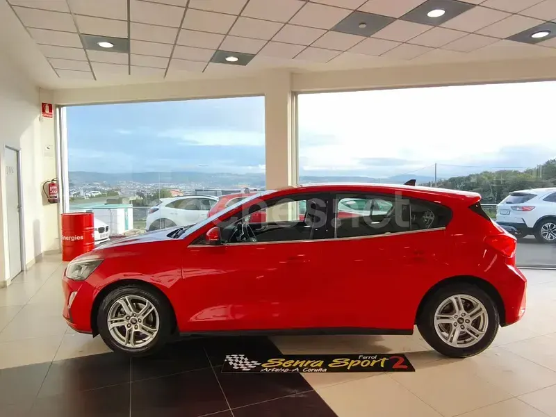 Usado Ford Focus Trend 95 CV (69 kW) 2022 Rojo Berlina
