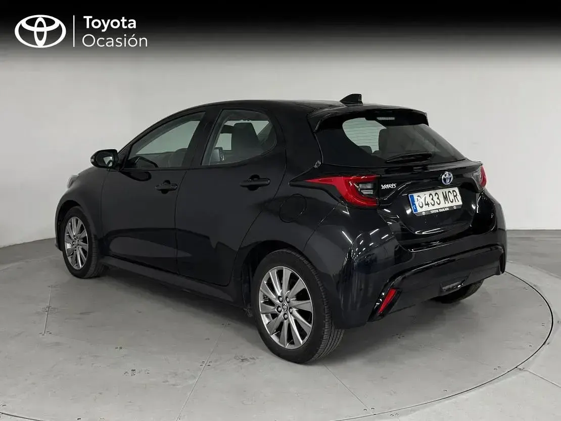 Usado Toyota Yaris Hybrid Active 116 CV (85 kW) 2022 Negro Berlina