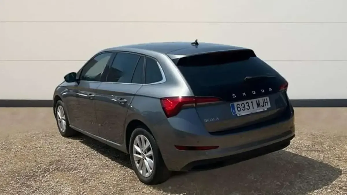 Usado Skoda Scala Ambition 110 CV (80 kW) 2023 Blanco Utilitario