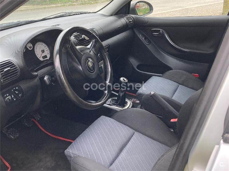 Usado Seat Leon Sport 150 CV (110 kW) 2002 Gris / plata Utilitario