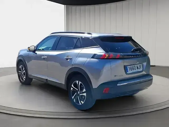 Usado Peugeot e-2008 Allure 100 kW (136 CV) 2023 Gris SUV