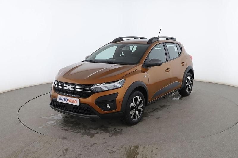 Dorado Usado 2023 Dacia Sandero Expression Utilitario | 15.899 € (Un poco caro) - Imagen 1/3