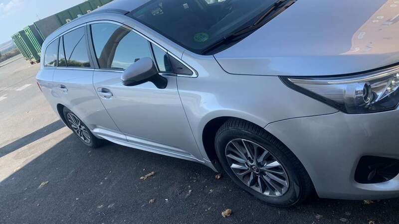 Gris / plata Usado 2017 Toyota Avensis Business Edition Familiar | 12.800 € (Buen precio) - Imagen 1/4
