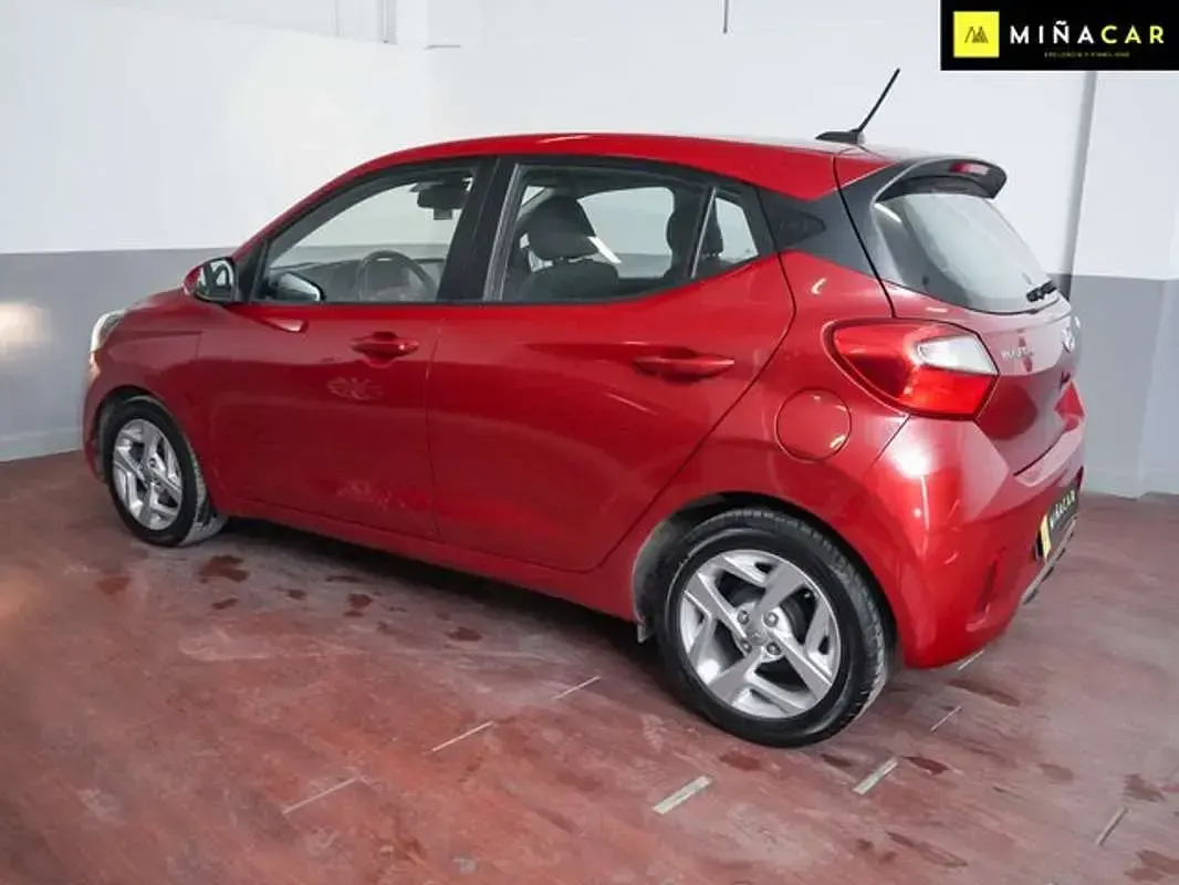 Usado Hyundai i10 67 CV (49 kW) 2022 Rojo Utilitario