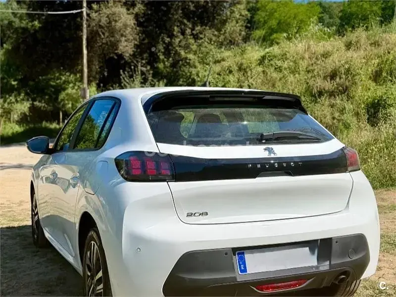 Usado Peugeot 208 Active 100 CV (73 kW) 2023 Blanco Utilitario