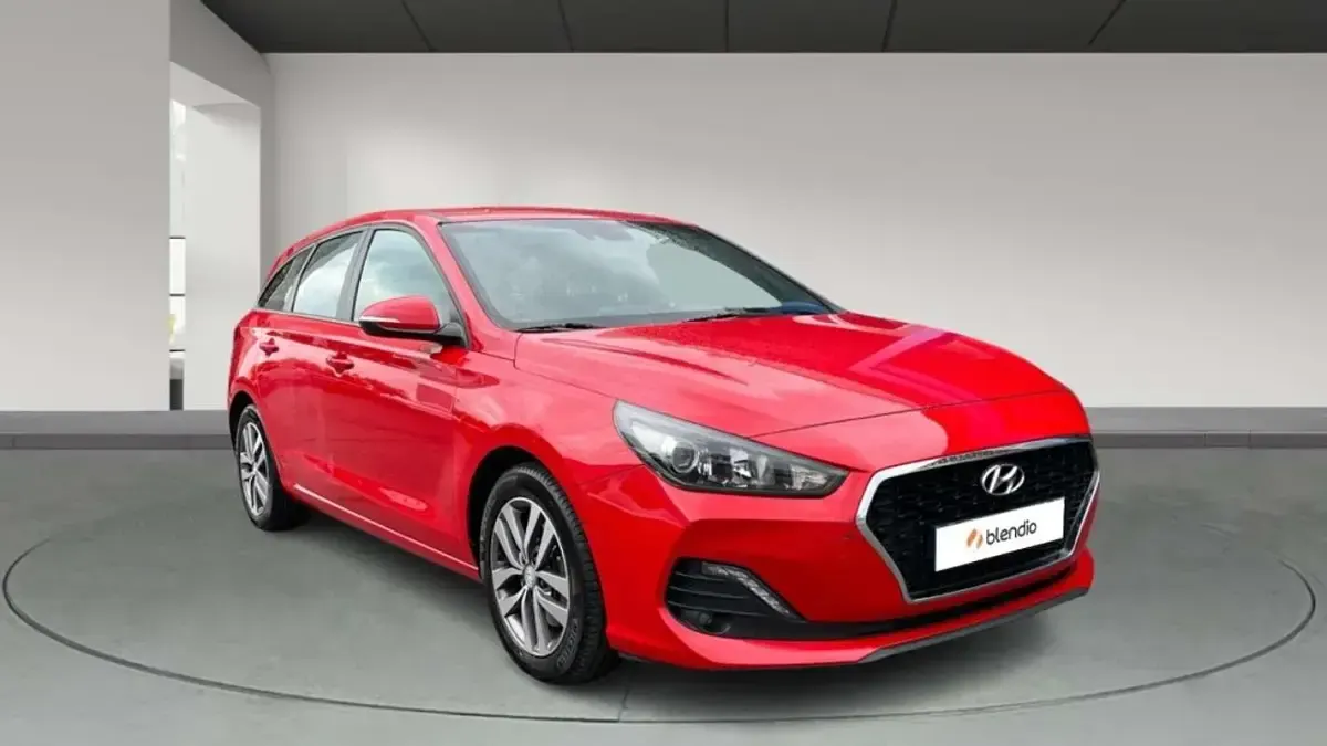 Usado Hyundai i30 120 CV (88 kW) 2019 Rojo Familiar
