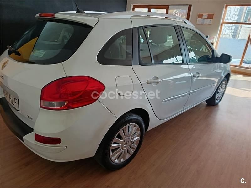 Usado Renault Clio GrandTour Exception 100 CV (73 kW) 2012 Blanco Familiar