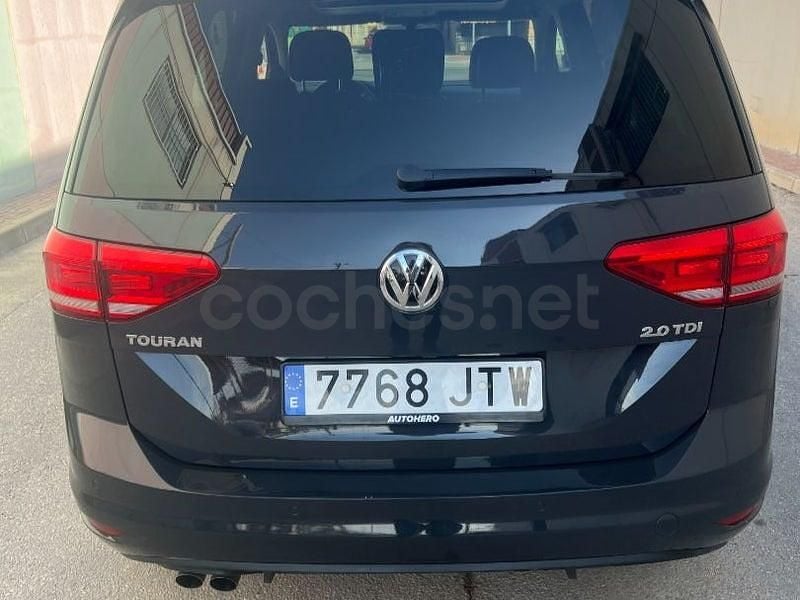 Usado VW Touran Advance 150 CV (110 kW) 2016 Granate Monovolumen