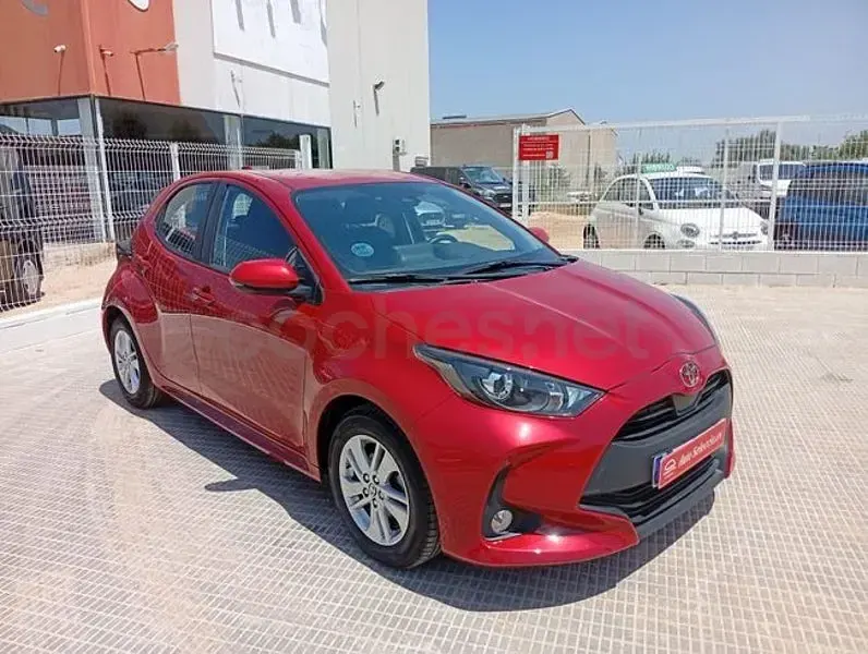 Usado Toyota Yaris 125 CV (91 kW) 2024 Rojo Utilitario