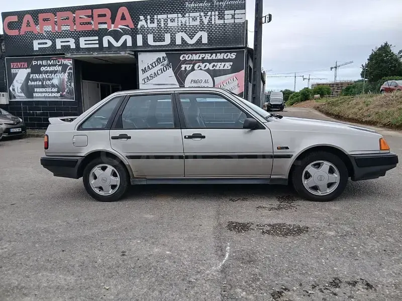 Usado Volvo 440 90 CV (66 kW) 1990 Gris / plata Utilitario