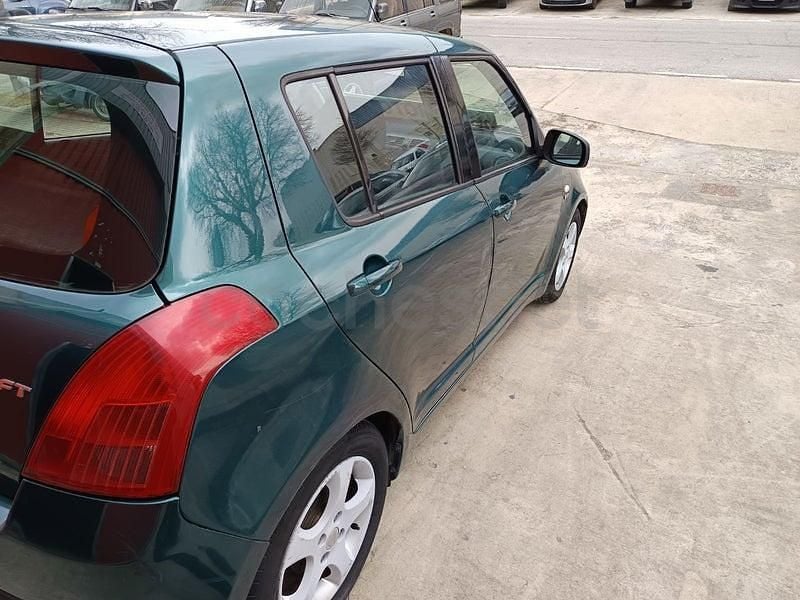 Usado Suzuki Swift GL 92 CV (67 kW) 2005 Verde Utilitario