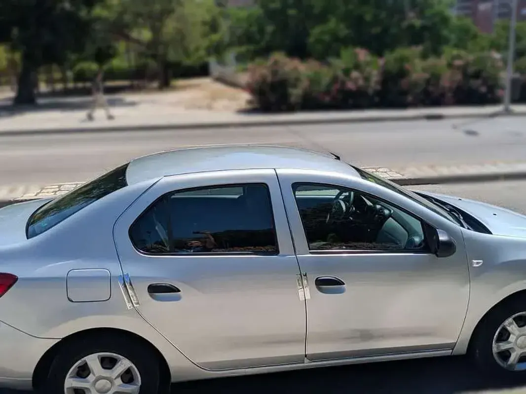 Usado Dacia Logan Ambiance 90 CV (66 kW) 2013 Gris Utilitario