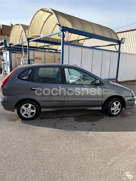 Usado Nissan Almera Tino Acenta 136 CV (100 kW) 2003 Gris / plata Monovolumen