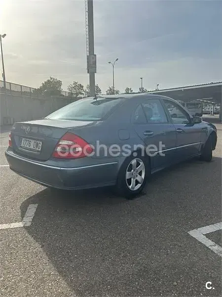 Usado Mercedes E280 Avantgarde 231 CV (169 kW) 2006 Gris / plata Berlina