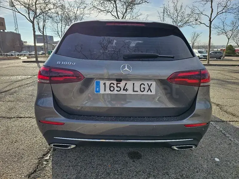 Usado Mercedes B180 116 CV (85 kW) 2020 Gris / plata Utilitario