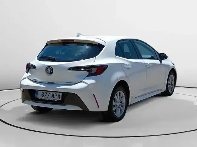 Używany Toyota Corolla Active 140 KM (102 kW) 2024 Biały Sedan/Limuzyna